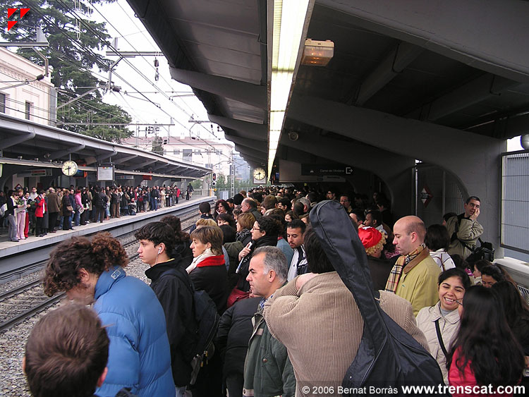 Gent esperant &quot;pacientment&quot; el tren a Sant Cugat durant el tall.