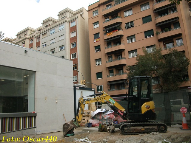 Obres a la plaça de Joaquim Folguera, al costat del nou edicle de l´estació de El Putxet. Foto: Oscar440. Prohibida le reproducció de la foto sense el permís previ de l´autor.