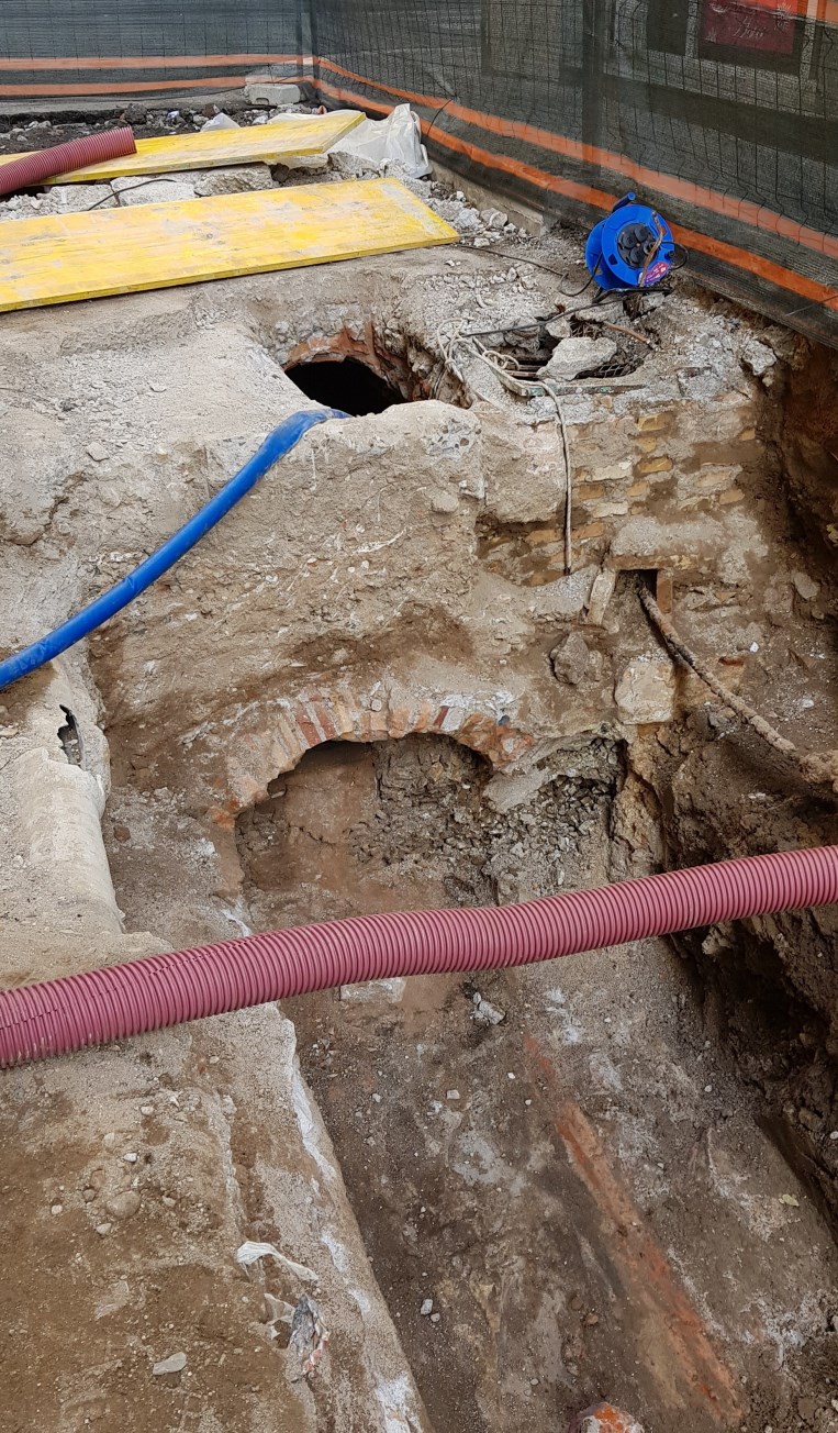 Exterior de la cambra o pou d’atac a la cruïlla del carrer de l’Est amb Nou de la Rambla. Foto: SABCN