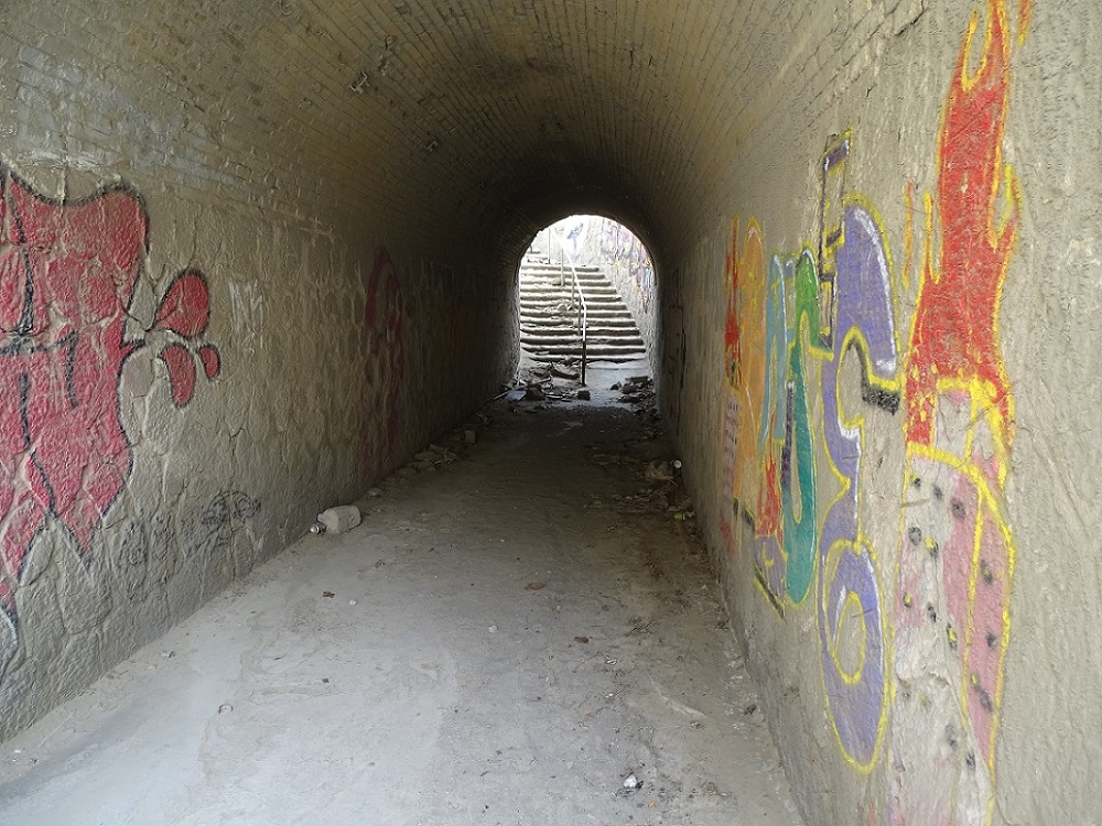 6 - Túnel entre el 2n i el 3r tram d'escales.jpg