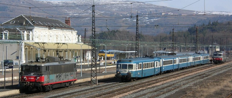 Estació de Neussargues amb força activitat. Creuament dels Aubrac i estacionament del tren de les neus cap a Le Lioran Foto: Olivier CHAMBON publicada a http://massifcentralferroviaire.com/Actualites.php