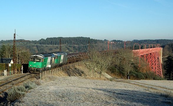 El tren regular de mercaderies de la línia des Causses acaba de travessar el Viaducte del Gabarit. Foto: Jean-Pierre FRANCON publicada a http://massifcentralferroviaire.com/Actualites.php