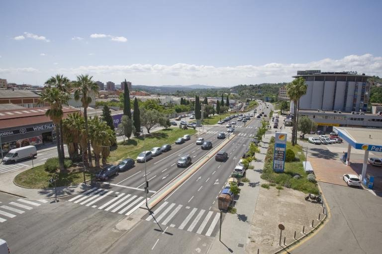 Vista actual del tram sud de la Rambleta. Entre la benzinera i l’Hotel Don Cándido es crearà una gan rotonda i a l’illa mitjera va la futura estació de FGC / Foto Nebridi Aróztegui